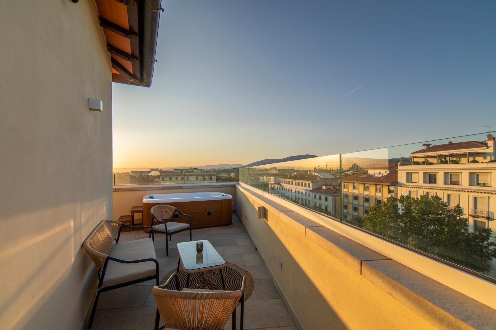 Penthouse With Terrace Over Apartment Florenz